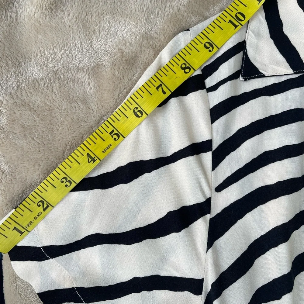 H&M Black and White Striped Maxi Dress size XS

He has a static at the waist. - Picture 8 of 10